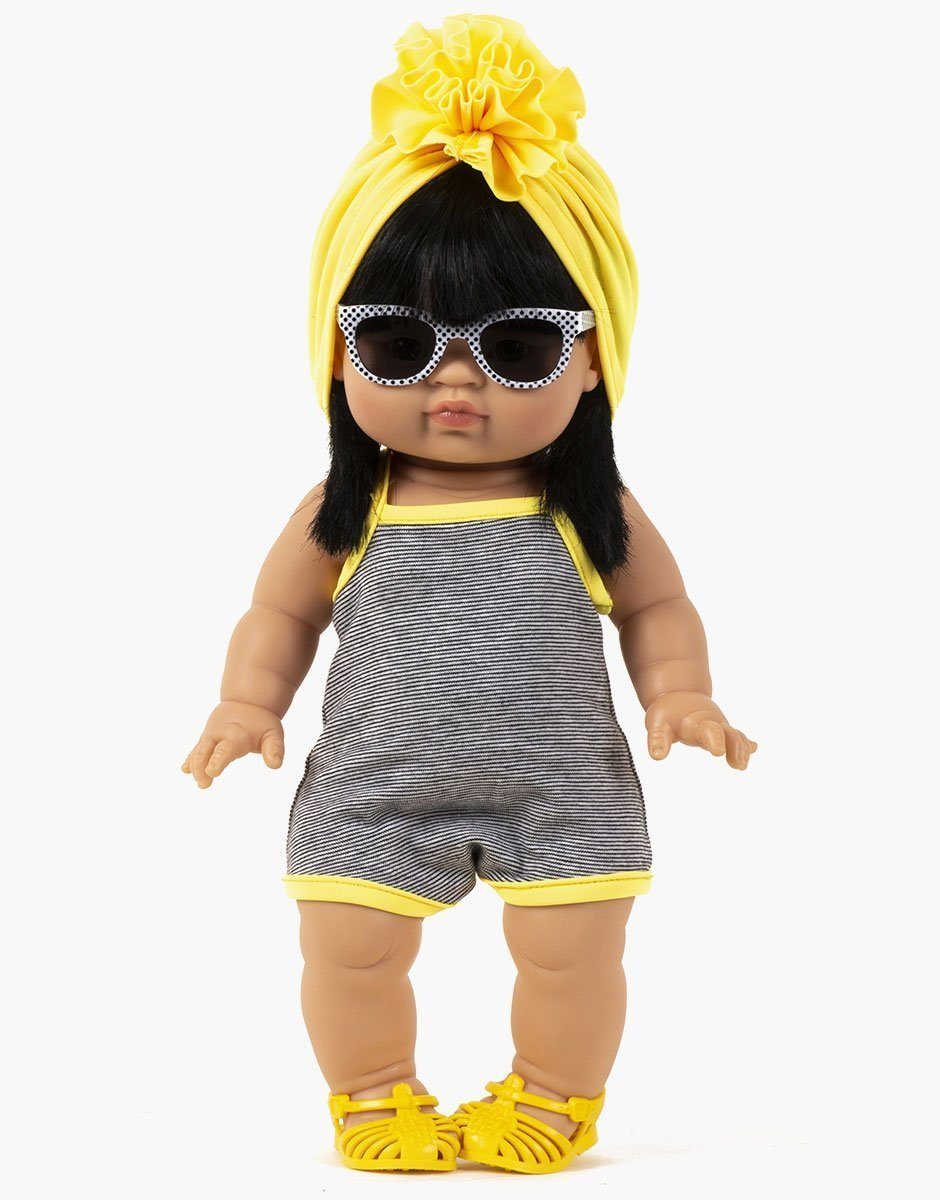 Minikane - Dressing pour poupée. Jade porte un ensemble avec maillot Gilda jaune et rayé noir, des méduses et un turban fleur