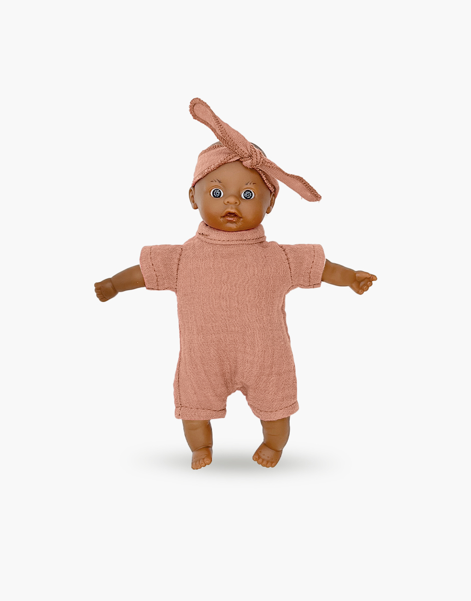 Mini poupée Pia yeux clairs en body et headband marsala