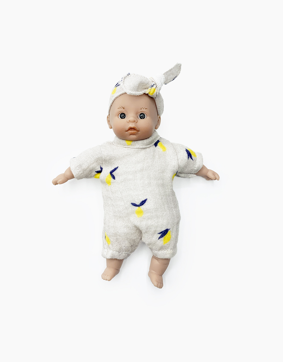 Mini poupée Téa aux yeux clairs en body et headband Citrons