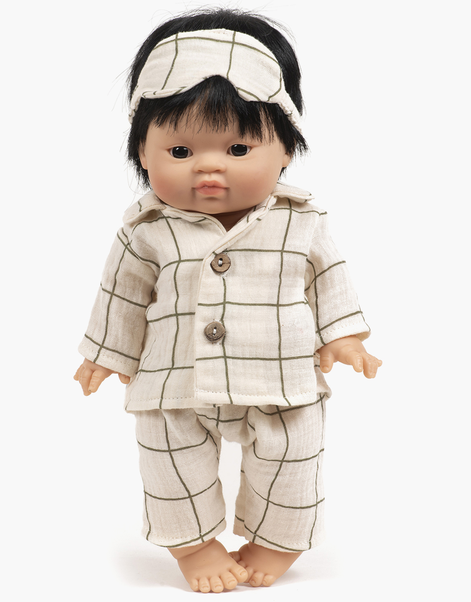 Poupon Minikane Gordis 34cm Jude habillé de son pyjama Eden et masque Dodo en gaze de coton à carreaux écru / kaki. Dressing MADE IN FRANCE.