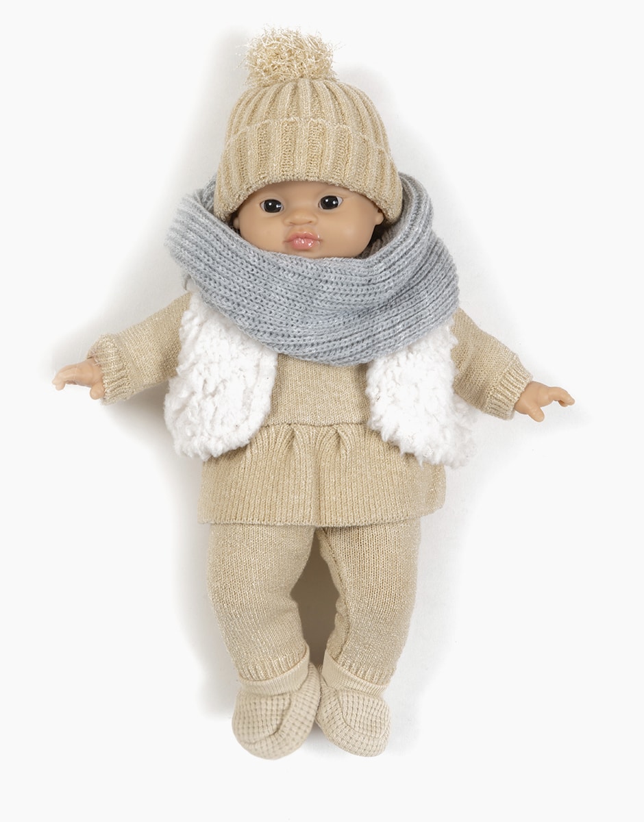 Poupon Minikane Babies 28cm Mattéo habillé de son ensemble Lina en tricot crème avec tour de cou et gilet en sherpa écru. Vêtements MADE IN FRANCE.