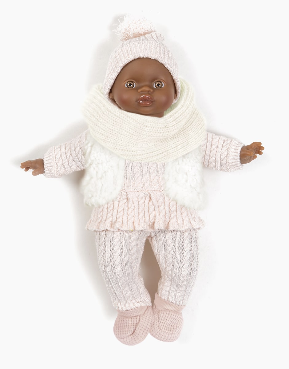 Poupée Minikane Babies 28cm Ondine habillée de son ensemble Lina en tricot rose thé avec tour de cou et gilet en sherpa écru. Vêtements MADE IN FRANCE.