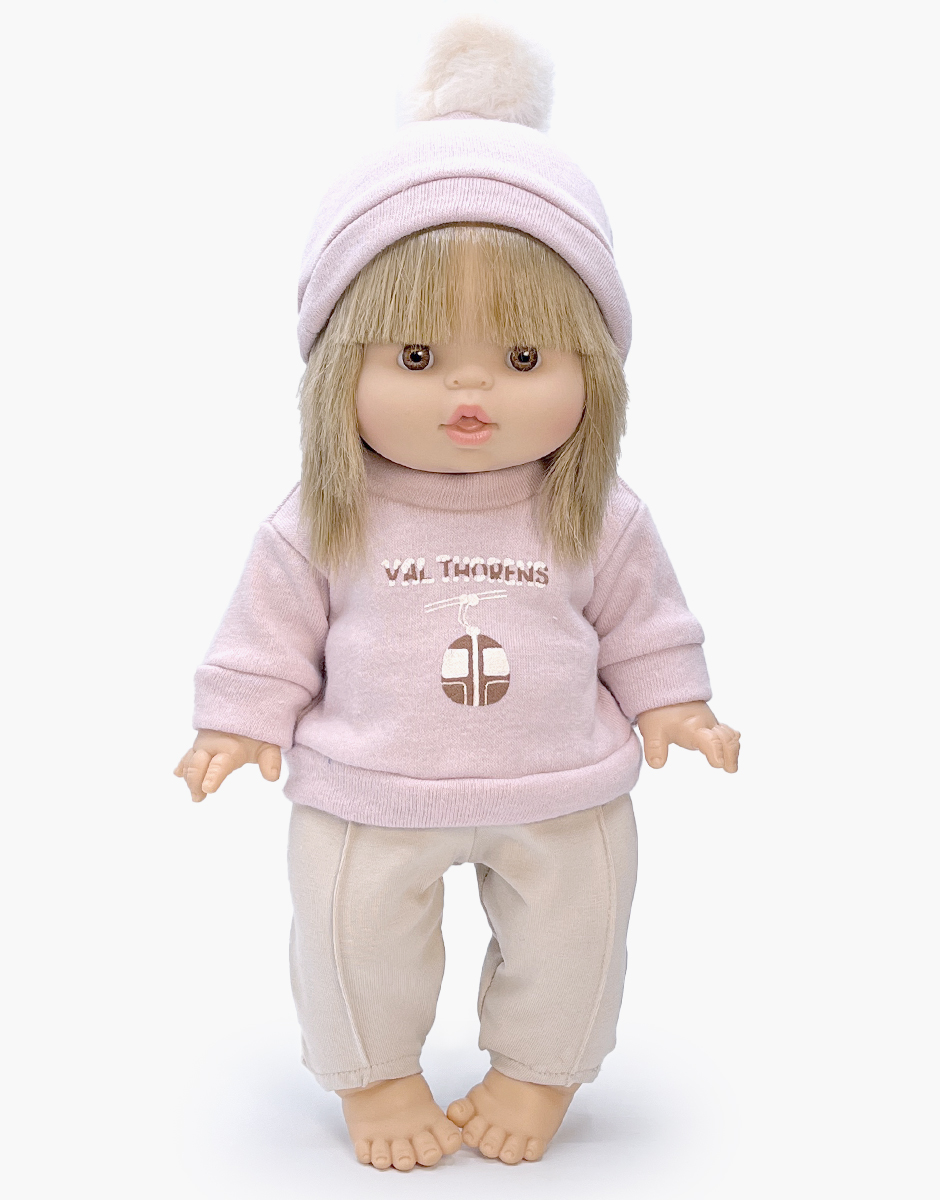Ensemble vêtements pour poupées et poupons Minikane Gordis 34/37cm comprenant sweat et bonnet en molleton rose pétale "Val Thorens" avec pantalon fuseau en jersey lin. Vêtements MADE IN FRANCE.