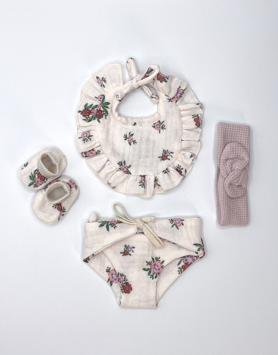 *Babies – Ensemble bavoir à volants, couche à nouettes et chaussons en gaze de coton Eugénia avec headband