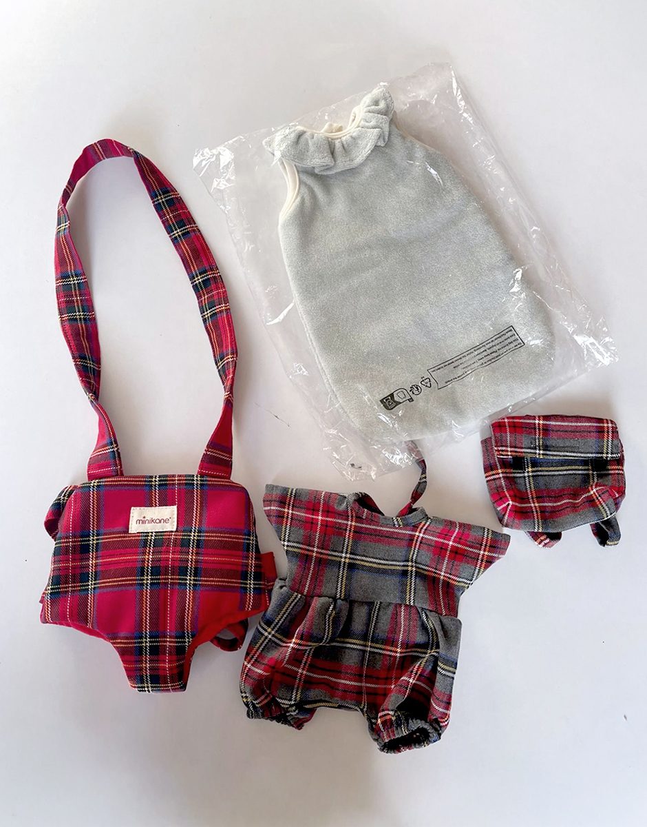 *Lot de vêtements et accessoires BABIES avec barboteuse Noa à carreaux Tartan gris