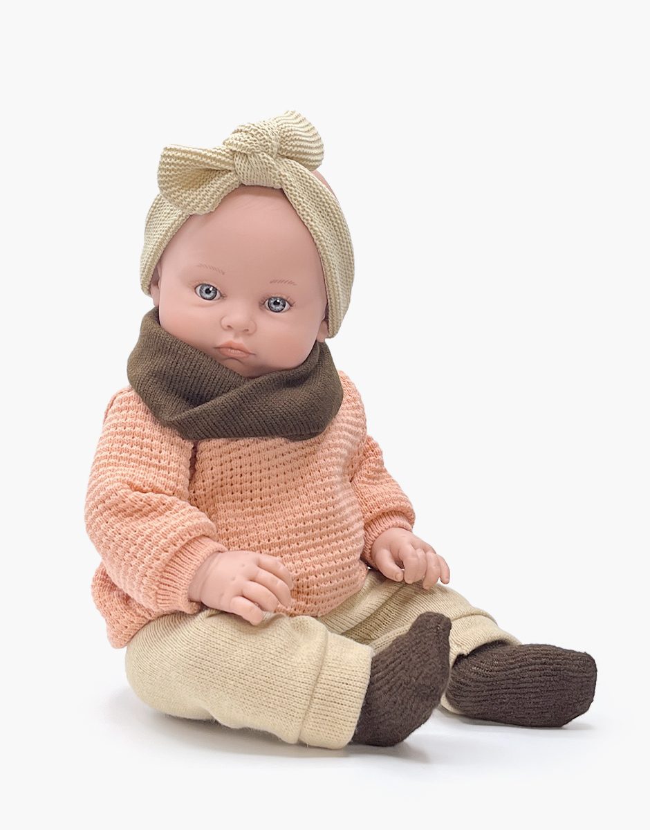 Yaëlle, poupée Bambinis 47cm habillée de ses habits d'hiver avec pull en maille rose