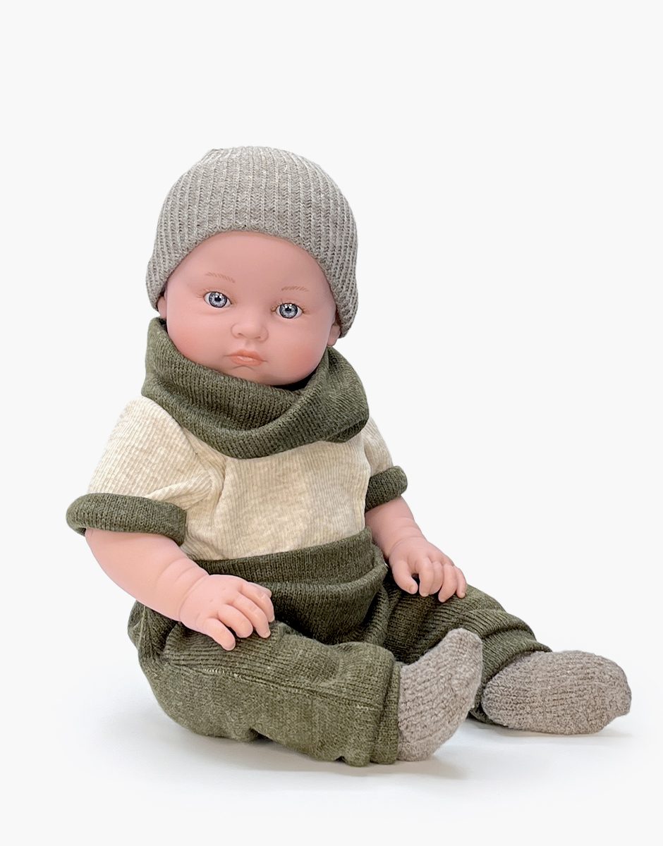 Yann, poupon Bambinis 47cm habillé de ses habits d'hiver lin / kaki foncé