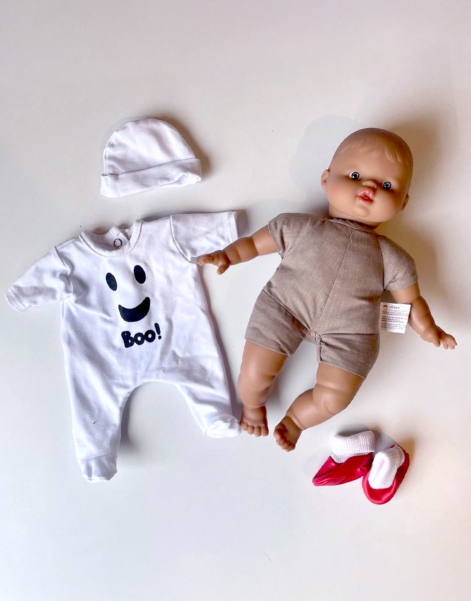 *Poupée Babies 28cm à peau mate avec ensemble Dors bien Boo et chaussons simili cuir rouge