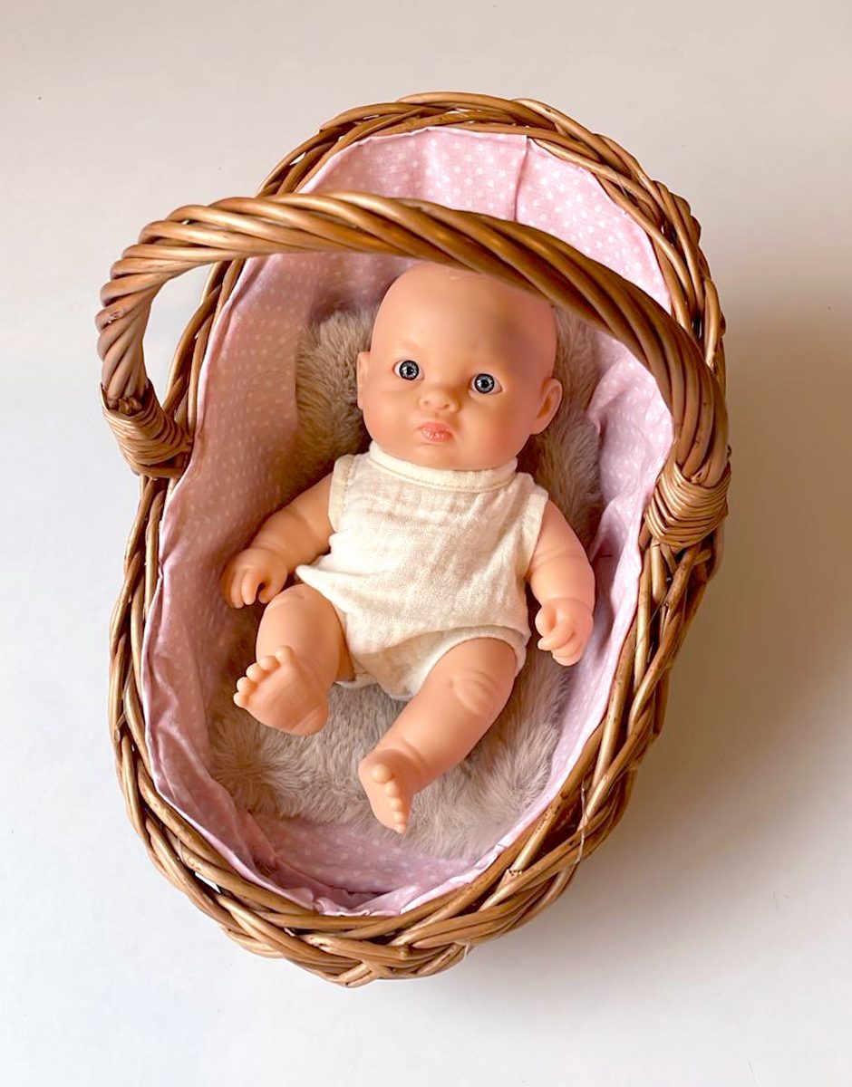 *Poupée Peque 21cm Jana habillée dans son body écru avec cosy en osier
