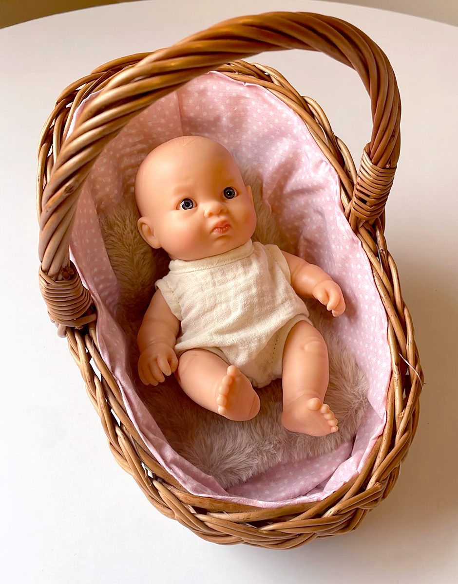 *Poupée Peque 21cm Jana habillée dans son body écru avec cosy en osier