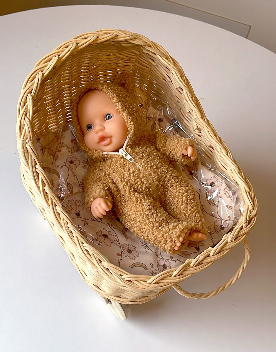 *Poupée Peque 21cm Greta et sa combinaison Winnie en bouclette beige avec landau en osier