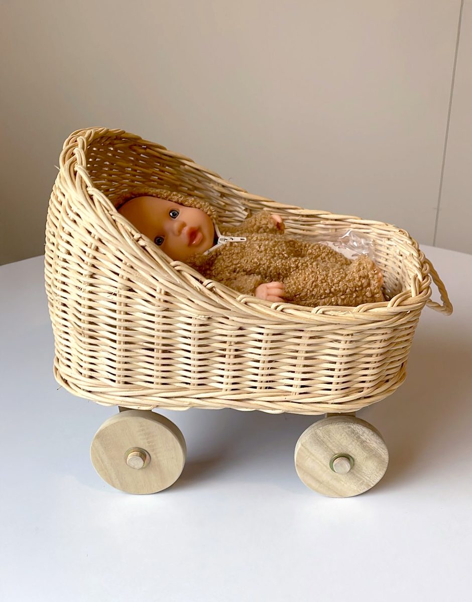 *Poupée Peque 21cm Greta et sa combinaison Winnie en bouclette beige avec landau en osier
