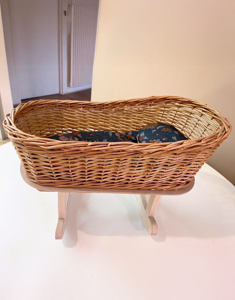 *Berceau en osier pour poupée avec garniture Joëlle