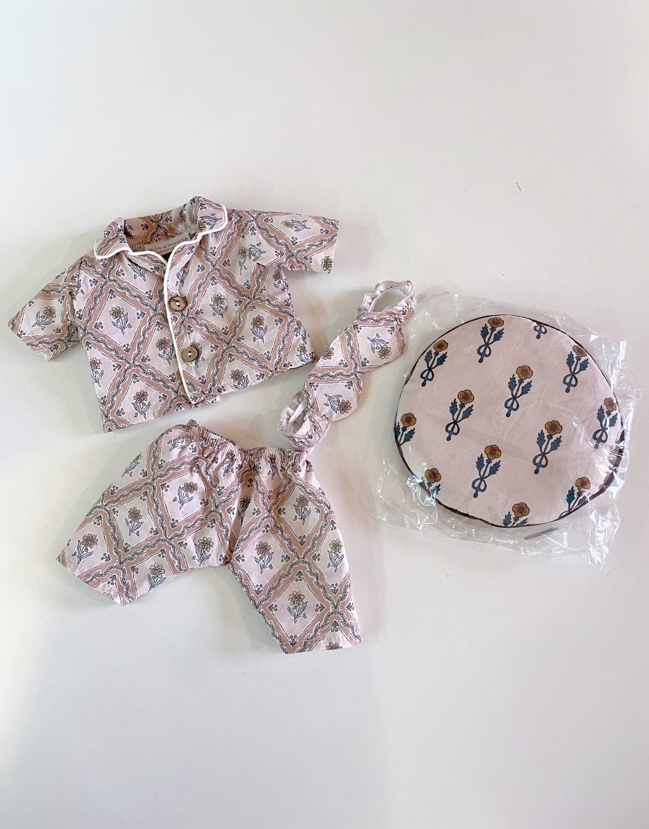 *Lot de vêtements et accessoires GORDIS avec coussin galette Fleurs nordiques