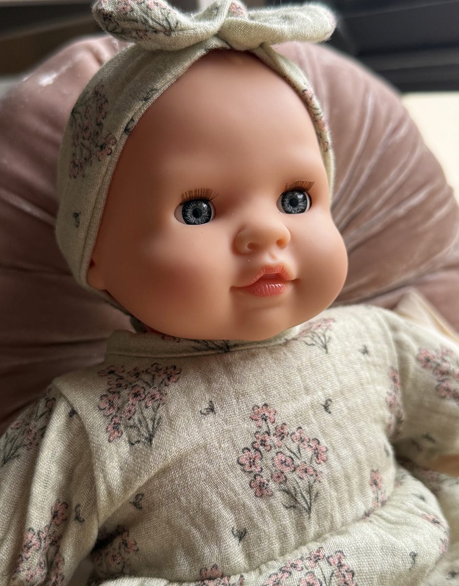 Émilie, poupée Cuties 36cm et son ensemble robe Faustine en gaze de coton Fleurs des champs