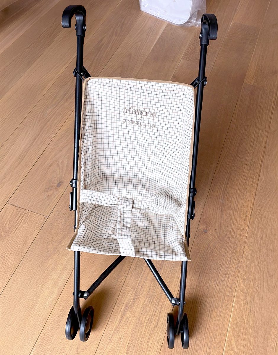 *Poussette poupée avec assise en coton à carreaux beiges sur châssis noir