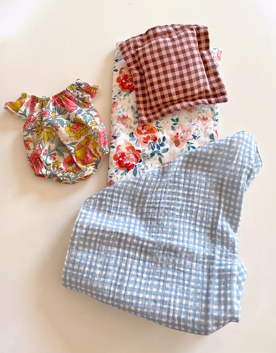 *Lot vêtements et accessoires GORDIS avec drap en gaze de coton Vichy bleu