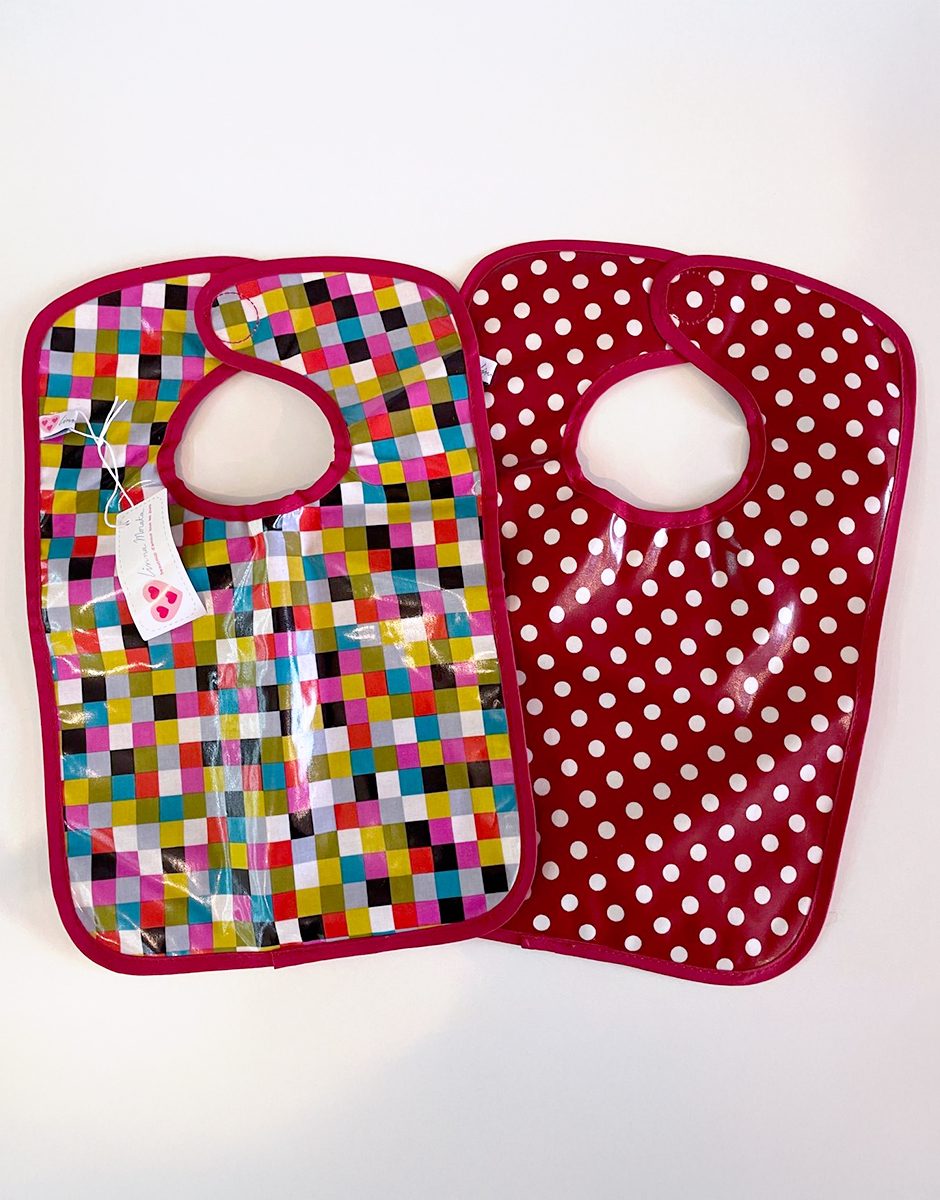 * Lot de 2 bavoirs pour enfants avec recto en coton enduit carreaux Elmer / pois blancs