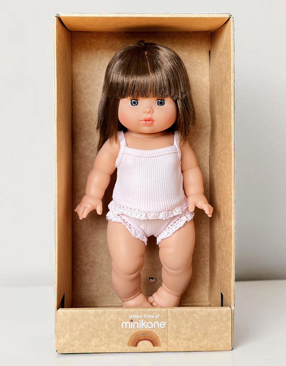 Cerise, poupée Gordis 34cm habillée en dessous rose pastel vendue avec sa boîte