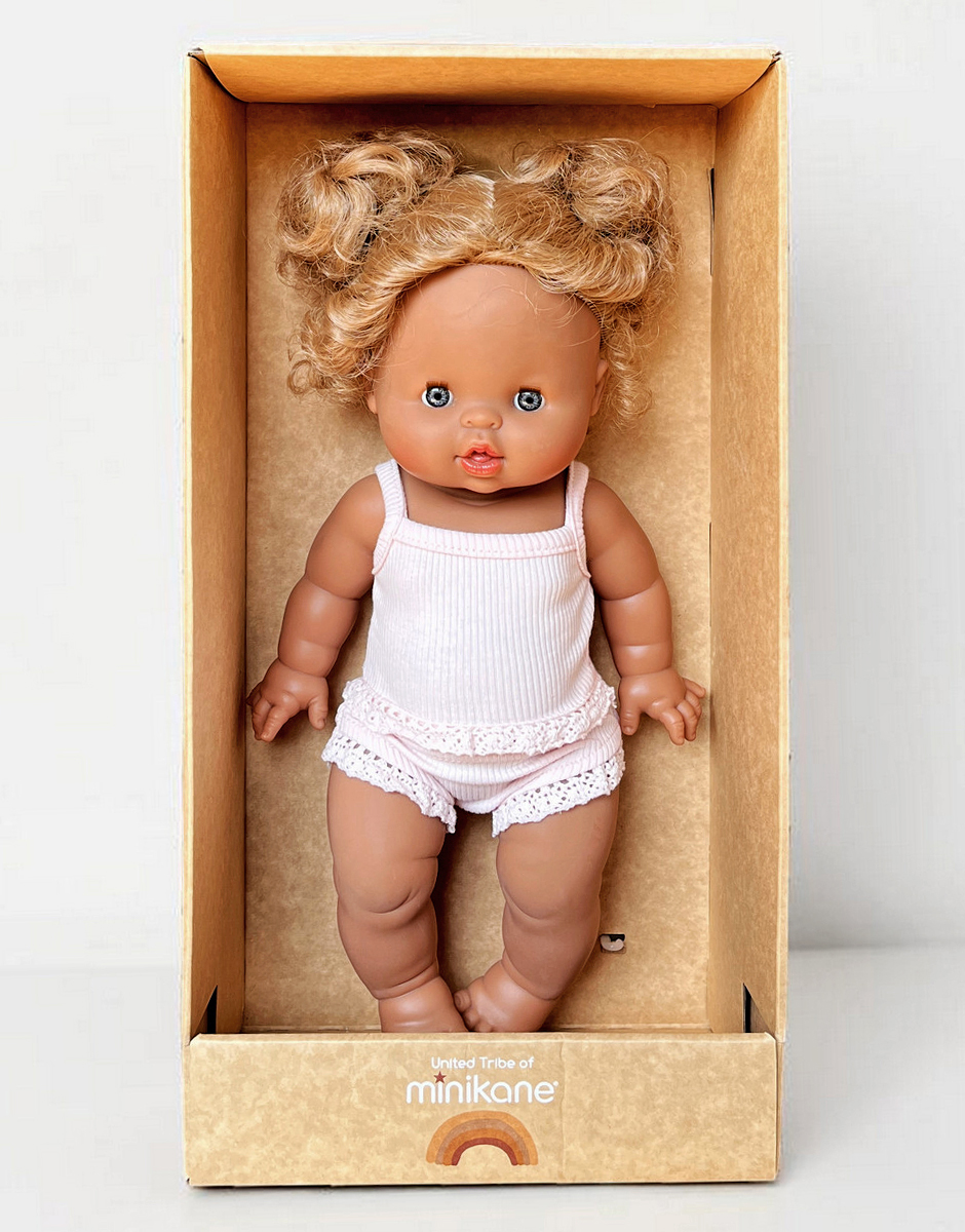 Louise, poupée Gordis 34cm habillée en dessous rose pastel vendue avec sa boîte