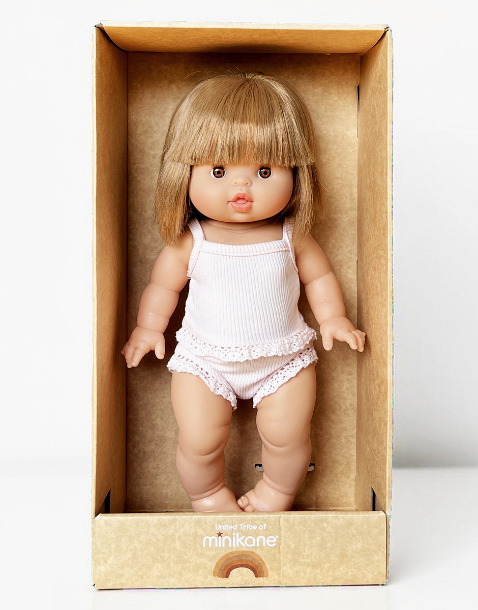 Zoé, poupée Gordis 34cm habillée en dessous rose pastel vendue avec sa boîte