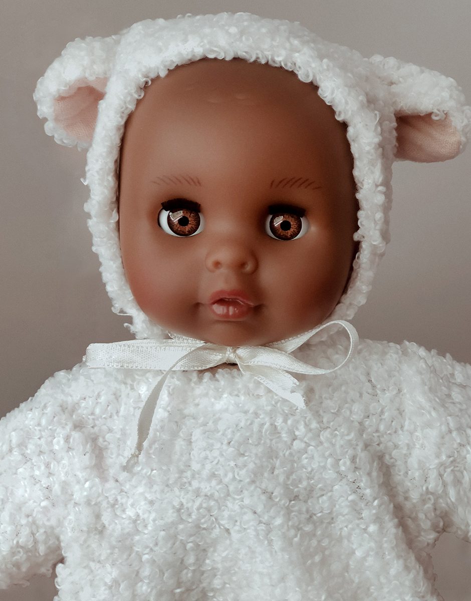 Céleste, poupée Bébé rêve 26cm aux yeux dormeurs habillée dans son ensemble Lamb écru