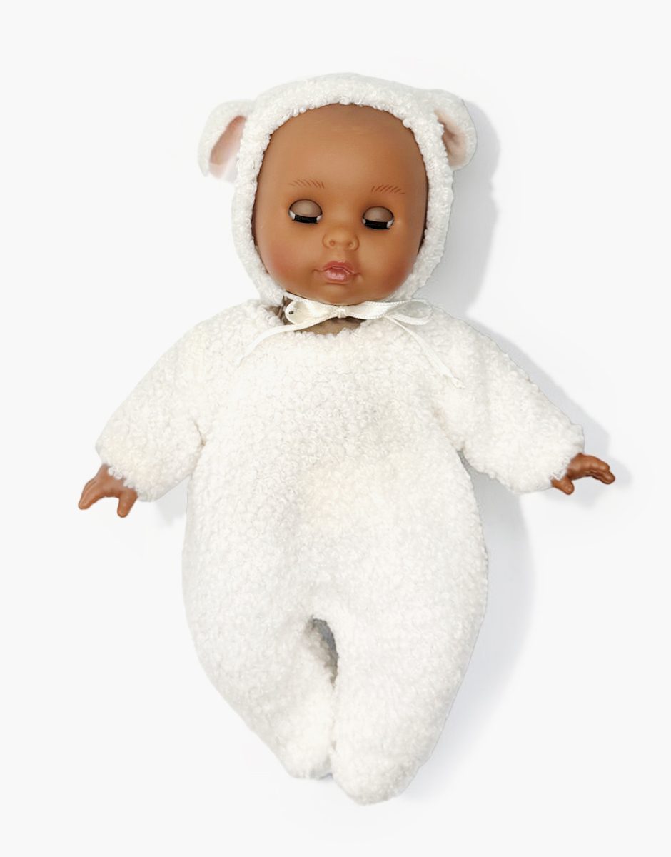 Céleste, poupée Bébé rêve 26cm aux yeux dormeurs habillée dans son ensemble Lamb écru