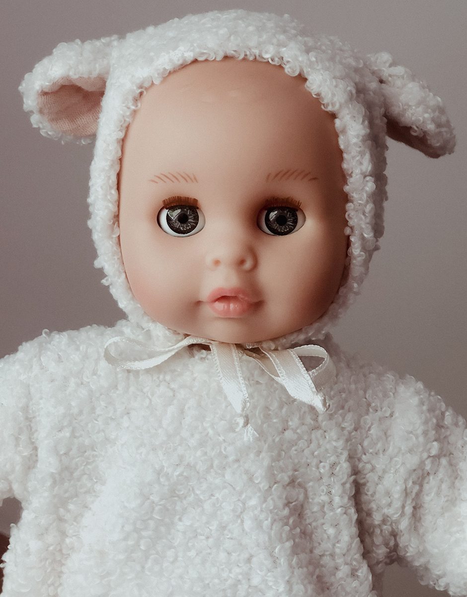 Célestine, poupée Bébé rêve 26cm aux yeux dormeurs habillée dans son ensemble Lamb écru