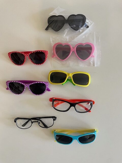 *Lot n°5 de 8 paires de lunettes pour poupées