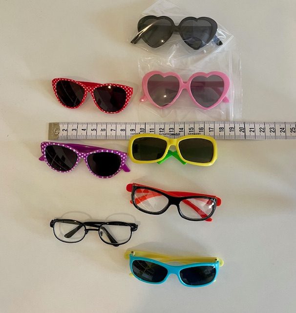 *Lot n°5 de 8 paires de lunettes pour poupées