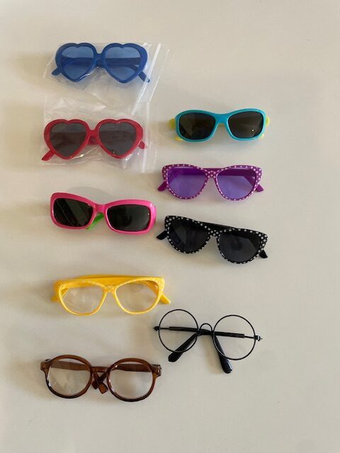 *Lot n°6 de 9 paires de lunettes pour poupées