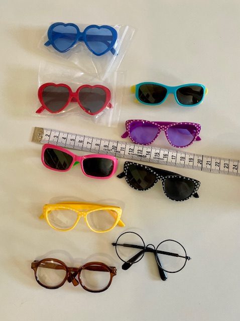 *Lot n°6 de 9 paires de lunettes pour poupées