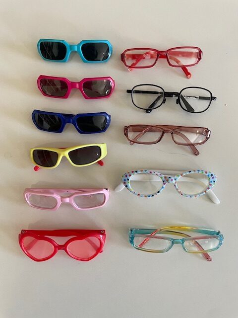 *Lot n°8 de 11 paires de lunettes pour poupées GORDIS
