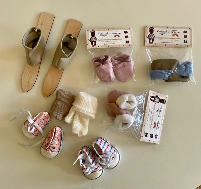 *Lot de chaussures et chaussons pour poupées GORDIS & BABIES avec paire de skis