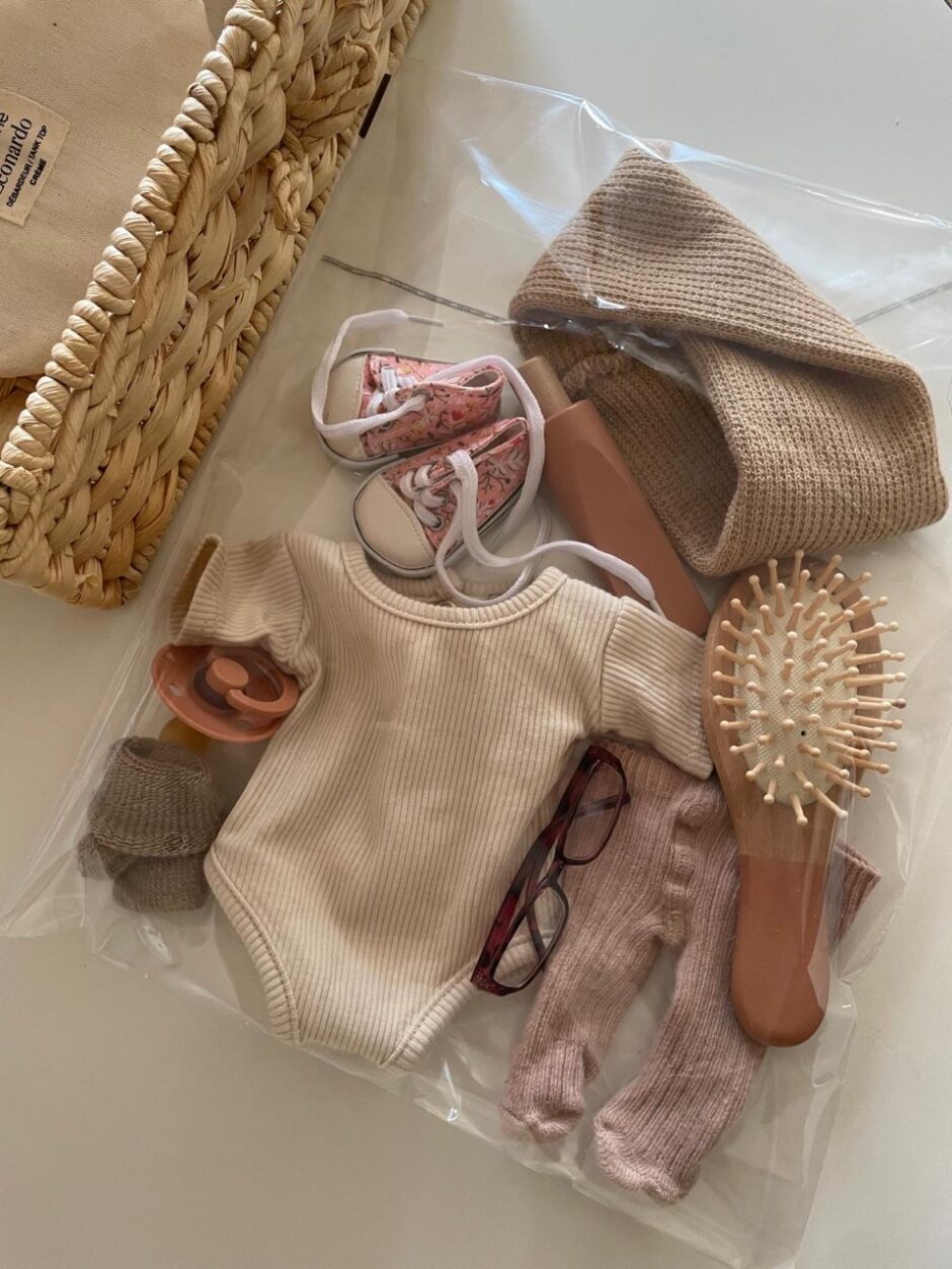 *Valisette en osier et son lot de vêtements et accessoires Gordis