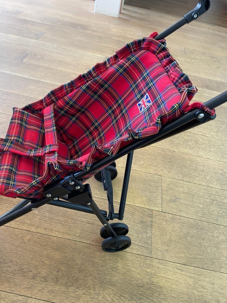 *Poussette poupée avec assise en coton carreaux Tartan rouge sur châssis noir