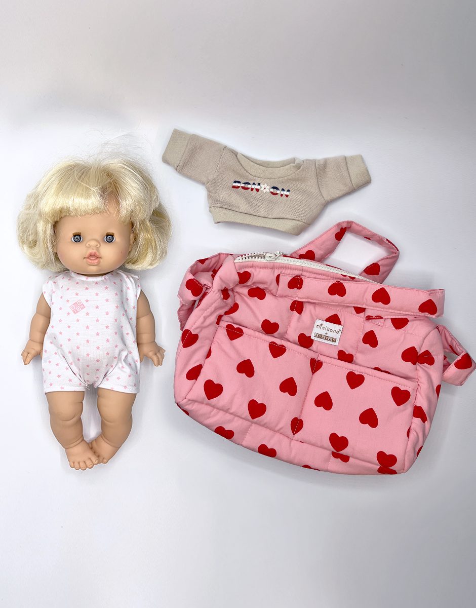 *Poupée Gordis 34cm Angèle avec vêtements Minikane X BONTON et sac à langer Coeurs rouges