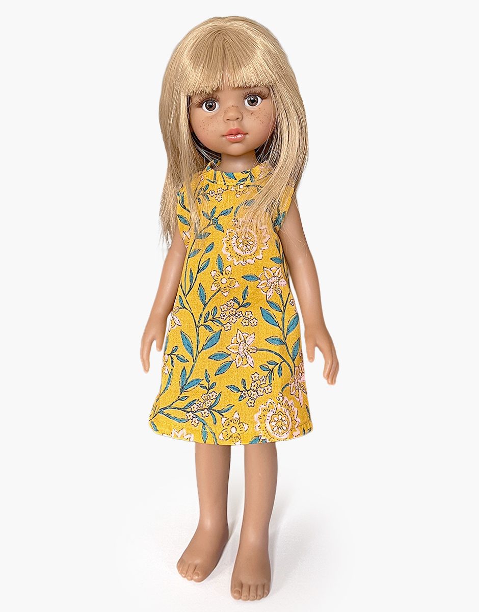 Adèle, poupée Amigas 32cm et sa robe Iva en coton Fleurs en liane moutarde