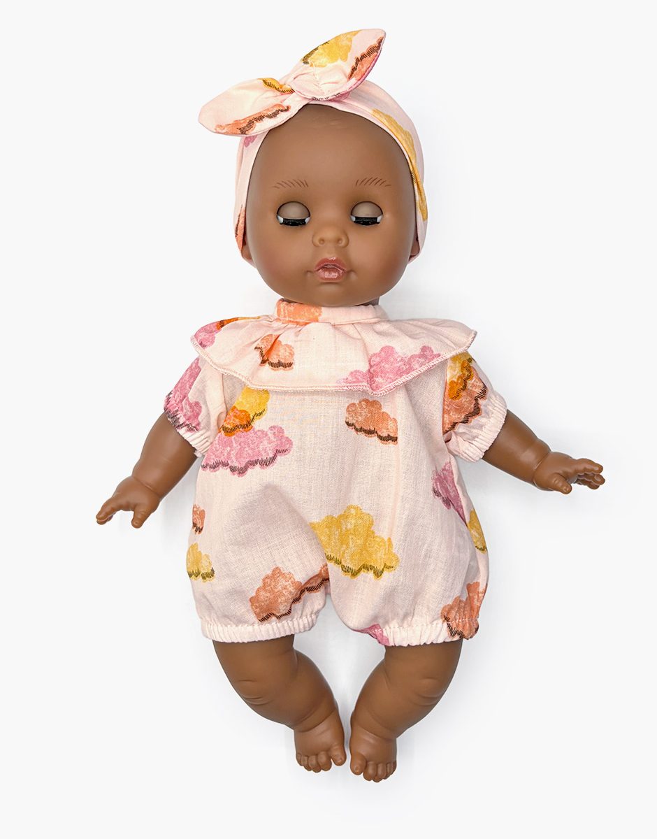Céleste, poupée Bébé rêve aux yeux dormeurs et son ensemble Eva Happy clouds