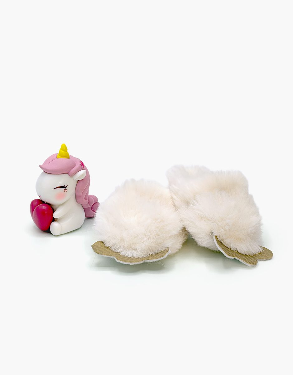 Chaussons licorne en fausse fourrure blanche et son jouet