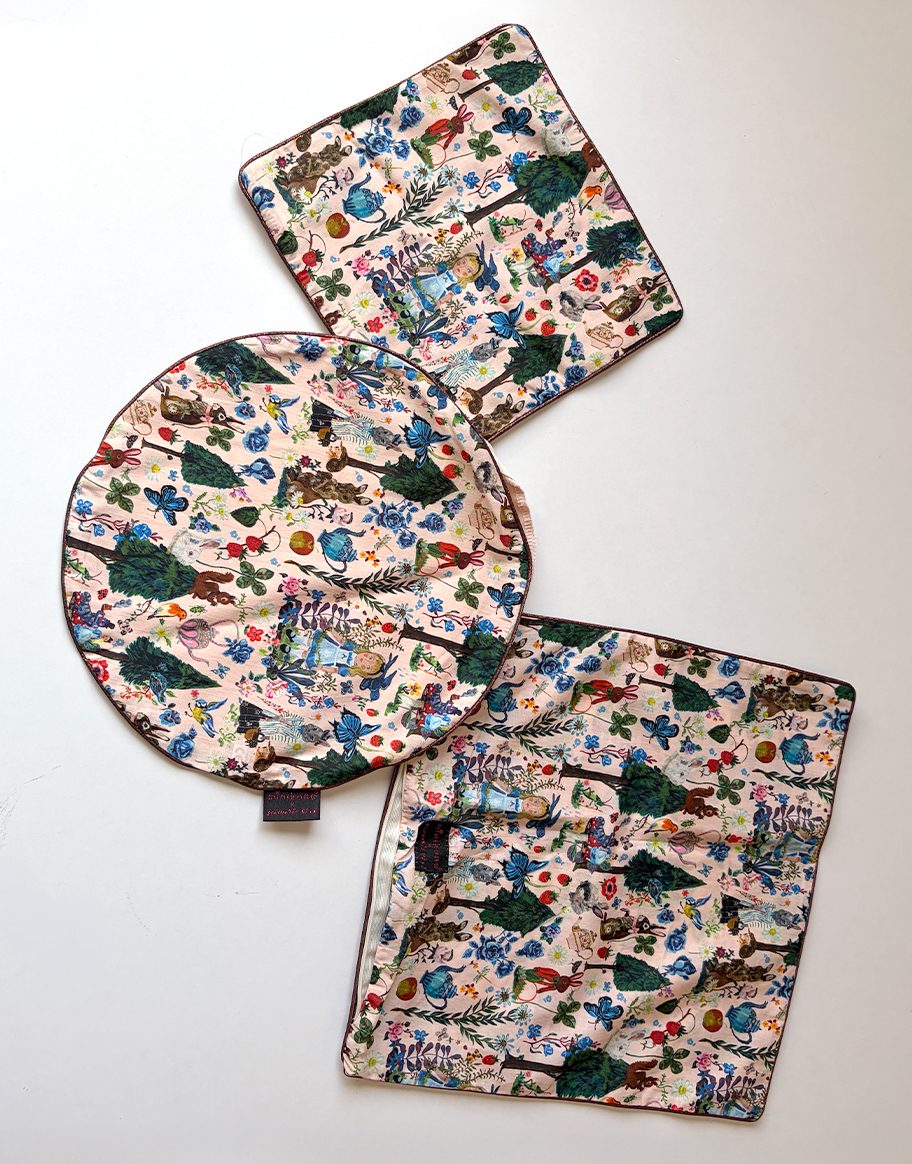 * Lot de 3 housses de coussins 30x30cm et 20x20cm Alice au Pays des Merveilles