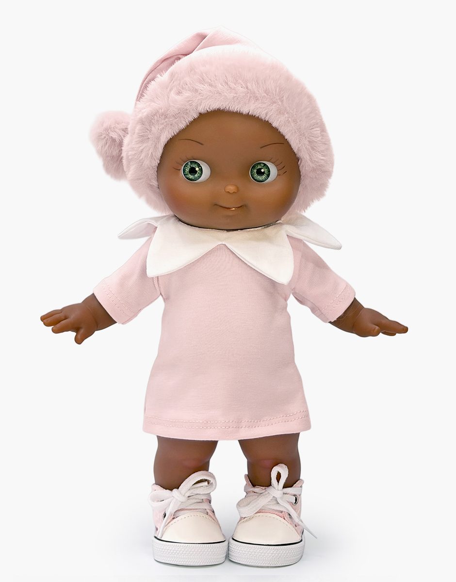 Prunelle, poupée Mini Panchas dans sa tenue de lutin rose MADE IN FRANCE par Minikane et avec ses chaussures Komvers.