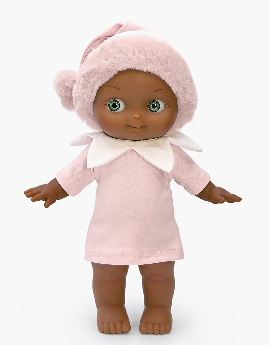 Prunelle, poupée Mini Panchas dans sa tenue de lutin rose MADE IN FRANCE par Minikane.