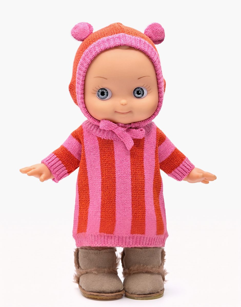 Alice en hiver et son ensemble en tricot rayé orange / rose