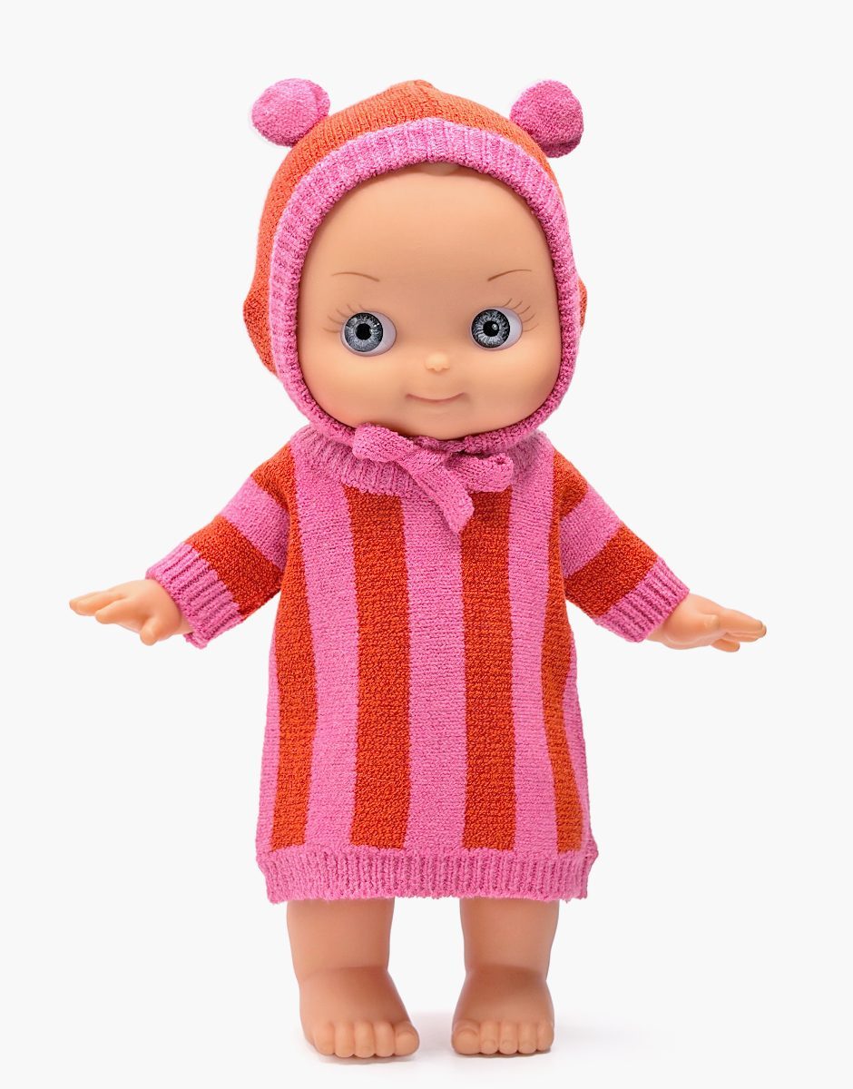 Alice en hiver et son ensemble en tricot rayé orange / rose