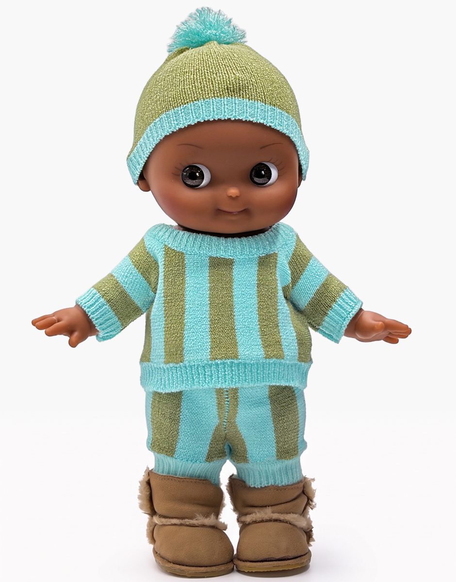 Arsène en hiver et son ensemble en tricot rayé kaki / menthe