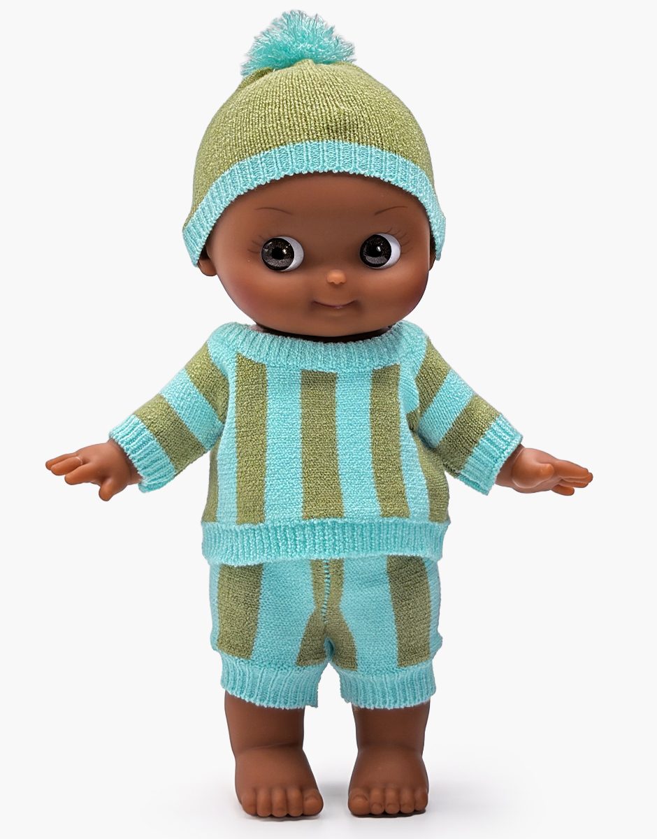 Arsène en hiver et son ensemble en tricot rayé kaki / menthe