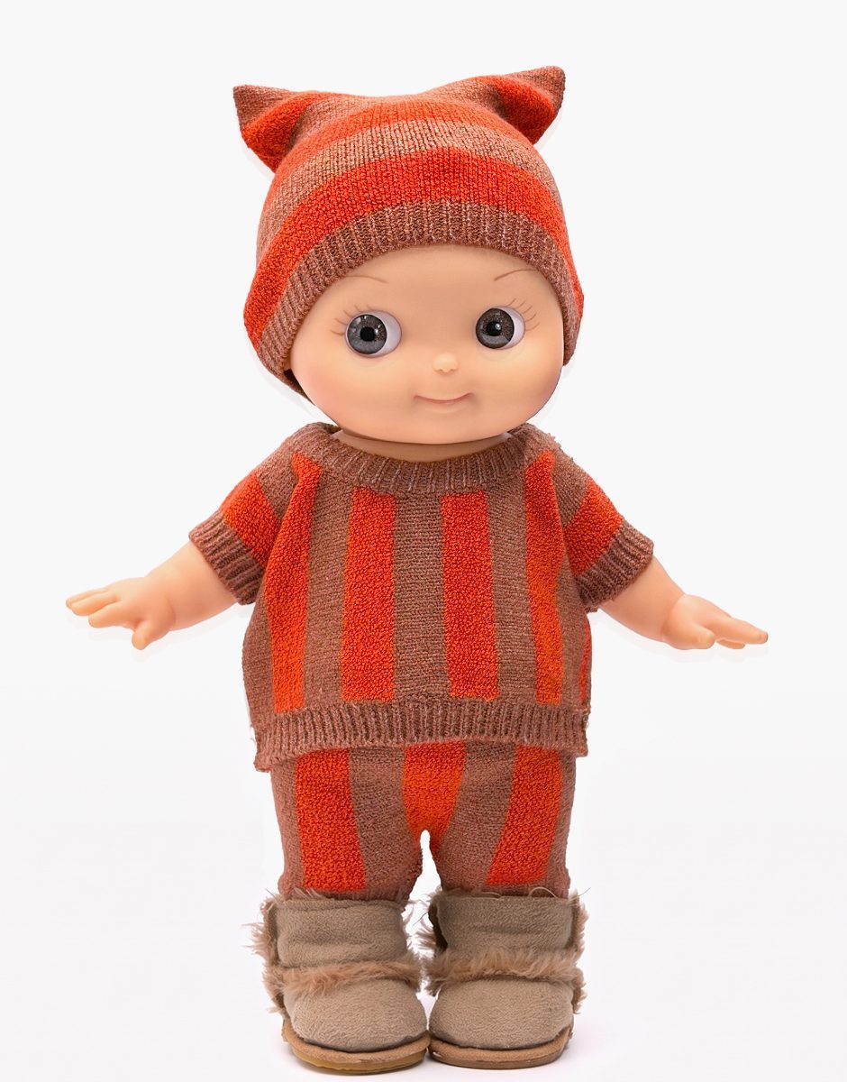Basile en hiver et son ensemble en tricot rayé orange / chocolat