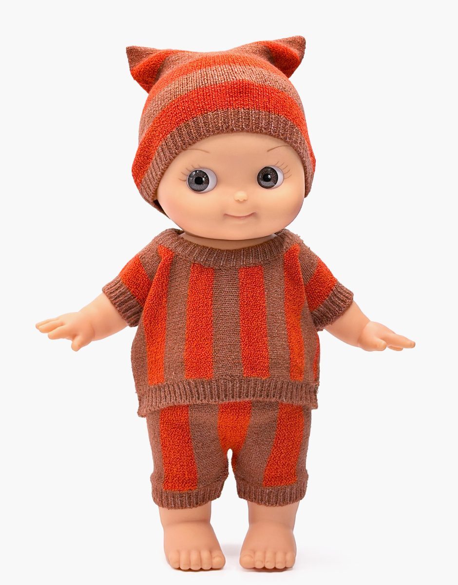 Basile en hiver et son ensemble en tricot rayé orange / chocolat