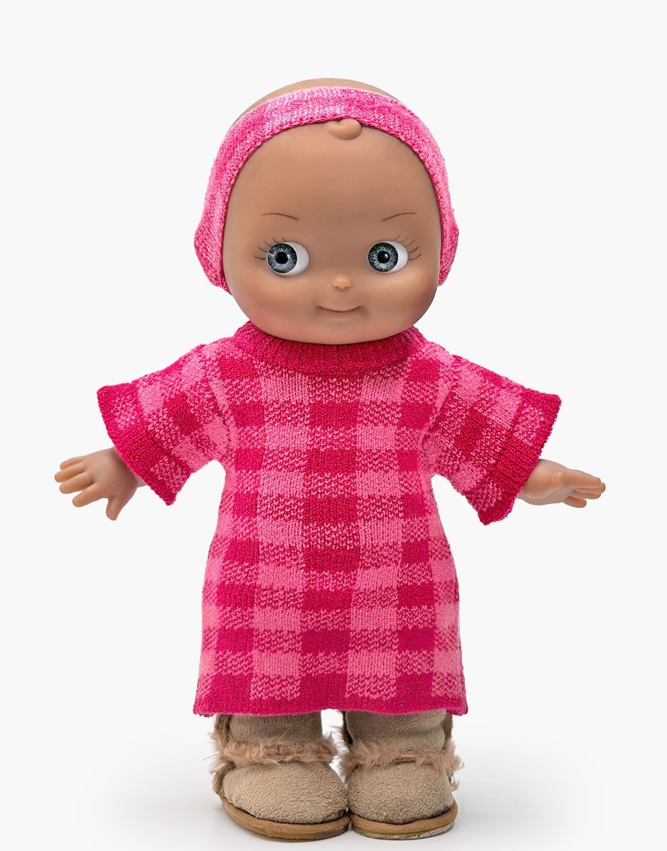 Maïa en hiver et son ensemble en tricot Vichy cerise